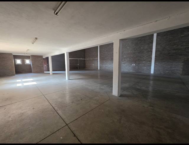 1,100M² WAREHOUSE TO LET IN STORMILL